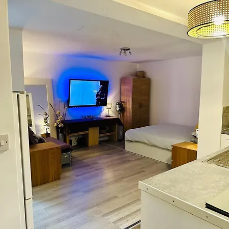 Stylish Studio Flat - Watford Junction - Harry Potter Exterior photo