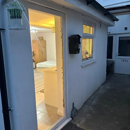 Stylish Studio Flat - Watford Junction - Harry Potter Exterior photo